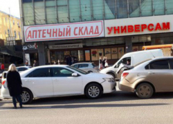 Зазевавшийся водитель «Шевроле» собрал паровозик из четырех иномарок в центре Ростова