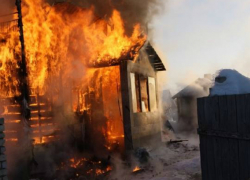 Мужчина серьезно обгорел во время пожара в своей летней кухне в Ростовской области