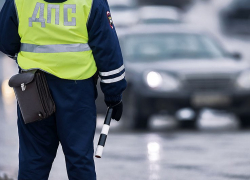 В Ростове инспектора ДПС поймали на взятке в 100 тысяч рублей