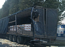 Водитель огромной фуры растерял по дороге яйца после ДТП с грузовичком в Ростове