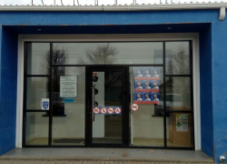 В разгар борьбы за мандат депутата Гордумы в Азове начали бить стекла