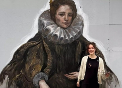 Художница Лида Железняк создала портрет Маркизы Бальби на фасаде кафе в Ростове