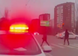 Пожилая автоледи сбила двух пешеходов в Ростове