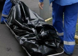 Женщина в возрасте выпала из окна семиэтажки в Ростове и скончалась