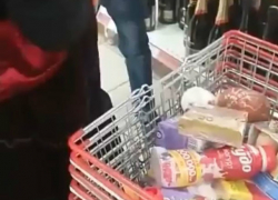 Полную тележку продуктов достала из трусов любительница халявы в Ростове