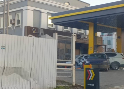 На Нагибина в Ростове иномарка протаранила бензоколонку на заправке