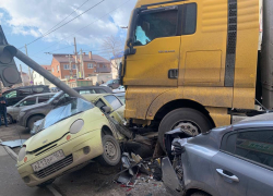 Грузовик в Ростове-на-Дону снес светофор и врезался в три иномарки