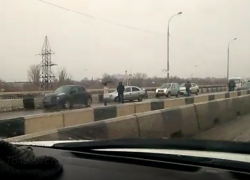 Массовая авария в центре Ростова заблокировала мост и попала на видео
