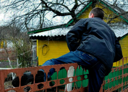 Бесцеремонный вор-рецидивист прикарманил деньги дачников в Ростовской области
