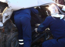 Мужчину зажало в салоне легковушки после ДТП с грузовиком в Ростове