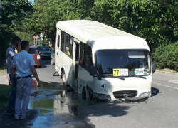 Маршрутный автобус с пассажирами «зарылся» носом в раскаленный асфальт на дороге под Ростовом