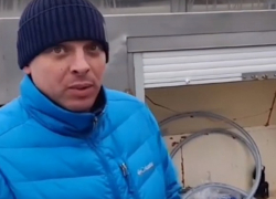 На трагедии поселка Аютинский цинично наживаются барыги – продают воду по 3 рубля за литр