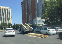 Груженая до отвала досками «Газель» «рассыпалась» у центральной больницы Ростова 