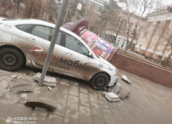В Ростове такси снесло рекламную тумбу на Садовой