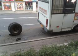 Отлетевшее от маршрутки колесо покалечило пенсионера в Ростове-на-Дону