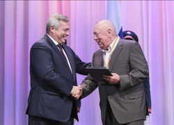 Знак "Почетный гражданин" Василий Голубев вручил экс-губернатору Владимиру Чубу 