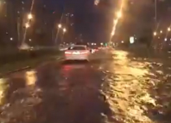 Плывущие по улице Ростова машины в грозу попали на видео