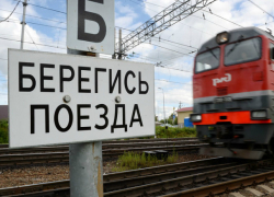 Два человека погибли при столкновении поезда и грузовика под Ростовом
