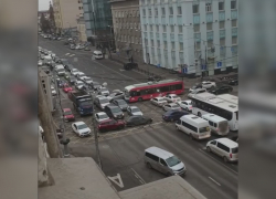 Центр Ростова встал в пробку из-за неработающего светофора