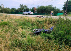 Подросток без прав попал в ДТП с мопедом и иномаркой в Ростовской области