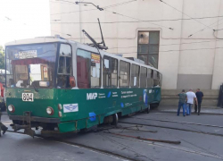 В Ростове трамвай сошел с рельс и протаранил здание Лендворца