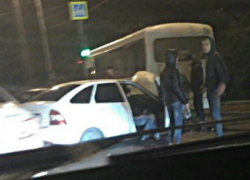 Пассажиры маршрутки попадали со своих мест после скоростного тарана легковушкой в Ростове