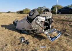 В Ростовской области иномарка вылетела с дороги