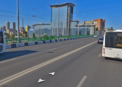 В Ростове два человека сорвались с моста на Стачки