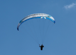 Следователи возьмут на контроль дело о столкновении парапланов, где пострадал ростовчанин