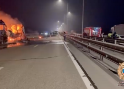 Из-за горящей фуры парализовало движение на трассе М-4 в районе аэропорта Платов