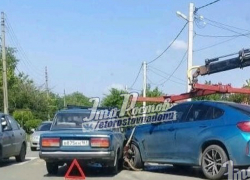 Эвакуаторщик случайно «уронил» BMW на проезжавшие мимо «Жигули» в Ростове