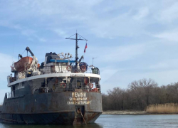 На Дону после прокурорской проверки остановили судно 