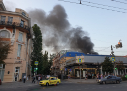 Пожарные тушат заброшенное здание в центре Ростова 27 августа