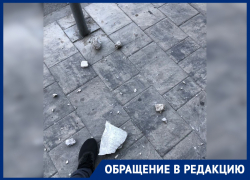 Жители Ростова вынуждены обходить тротуар из-за разрушающегося здания