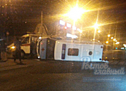 Легковушка перевернула на бок машину скорой помощи на ночной улице Ростова