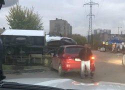 Небольшой хэтчбек сумел перевернуть грузовую «Газель» в Новом поселении в Ростове