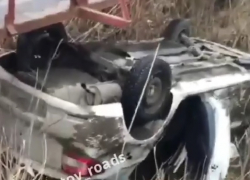 В Батайске машина «Яндекс.Такси» с тремя пассажирами опрокинулась в кювет