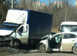 Автоледи посетила травматологию в Ростове после дерзкого разворота через две "сплошных"