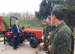 Военному аэродрому «Центральный» в Ростове подарили красный трактор