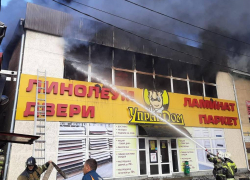 В Шахтах загорелся крупный магазин с напольными покрытиями