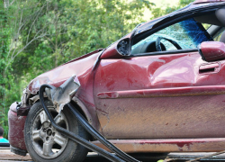 В Новочеркасске подростки сбили столб на угнанной машине