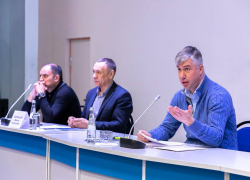 Ребенок из рухнувшего дома на Нариманова подарил «волшебную палочку» сити-менеджеру Ростова Логвиненко