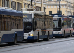 В Ростове потерявший управление троллейбус протаранил три автомобиля
