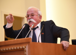 Эпатажный ростовский депутат с роскошными усами, верящий в идеалы коммунизма, владеет тремя квартирами