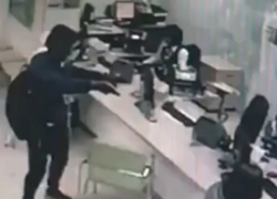 Растерянный злоумышленник попал на камеры видеонаблюдения при попытке ограбления банка в Ростовской области