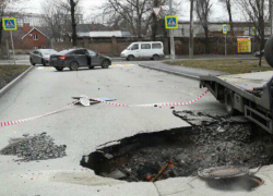 Асфальт ушел под землю на улице Ростова и "прихватил" машину-эвакуатор