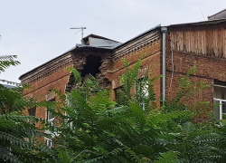 В центре Ростова обвалился фасад старинного дома на Шаумяна