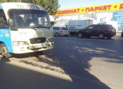 В погоне за клиентами, ростовские маршрутки протаранили друг друга