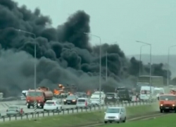 Из-за лопнувшего колеса бензовоз протаранил четыре машины и взорвался под Ростовом