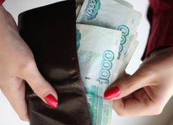 Лежащая на тумбочке у приятеля пачка денег «свела с ума» молодую жительницу Ростовской области